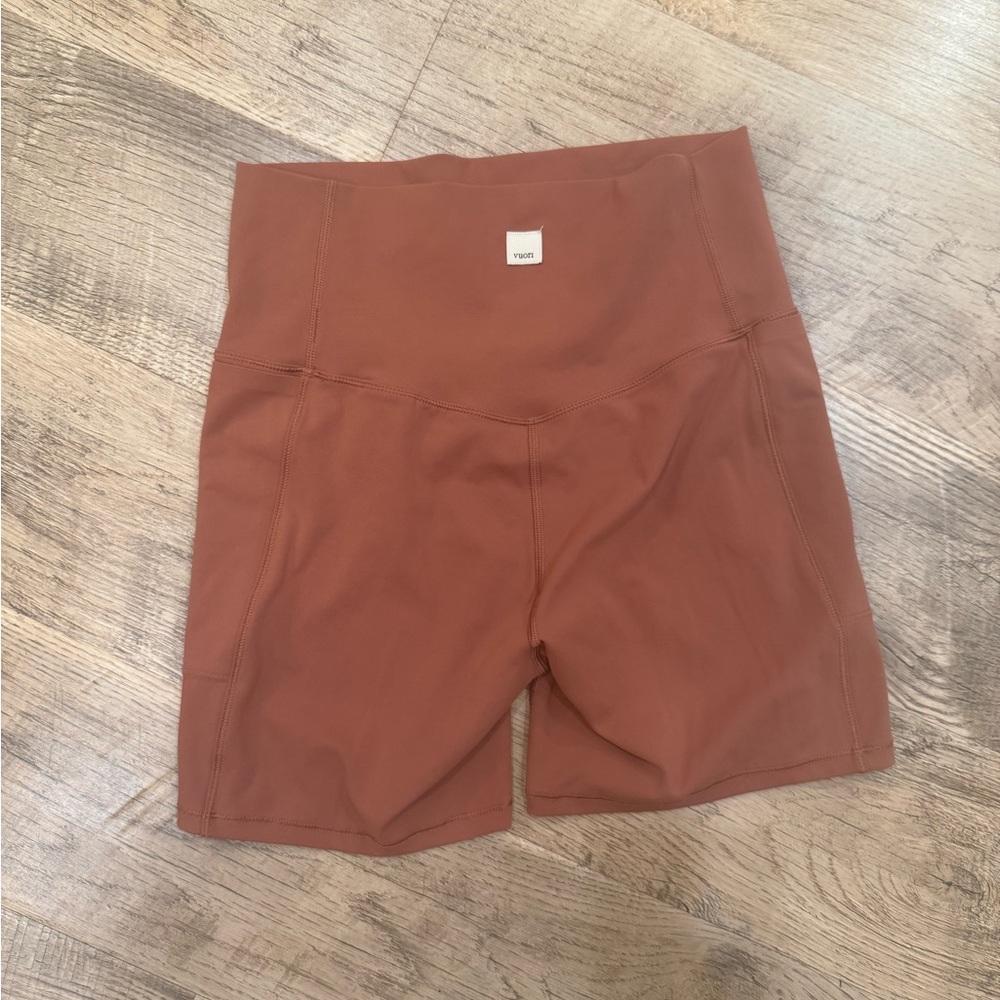 Vuori High-Waisted Brown Women's Shorts